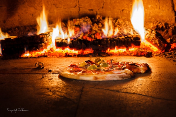Pizza w tradycyjnym piecu - fotografia kulinarna