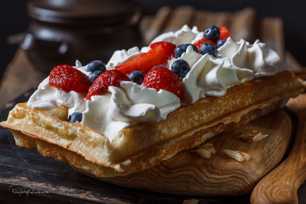 Gofry z bitą śmietaną i truskawkami - fotografia kulinarna